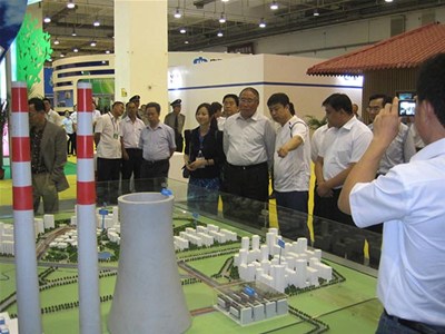 國家發展和改革委員會副主任解振華在第二屆中國國際循環經濟成果交易博覽會上到我公司展位參觀指導